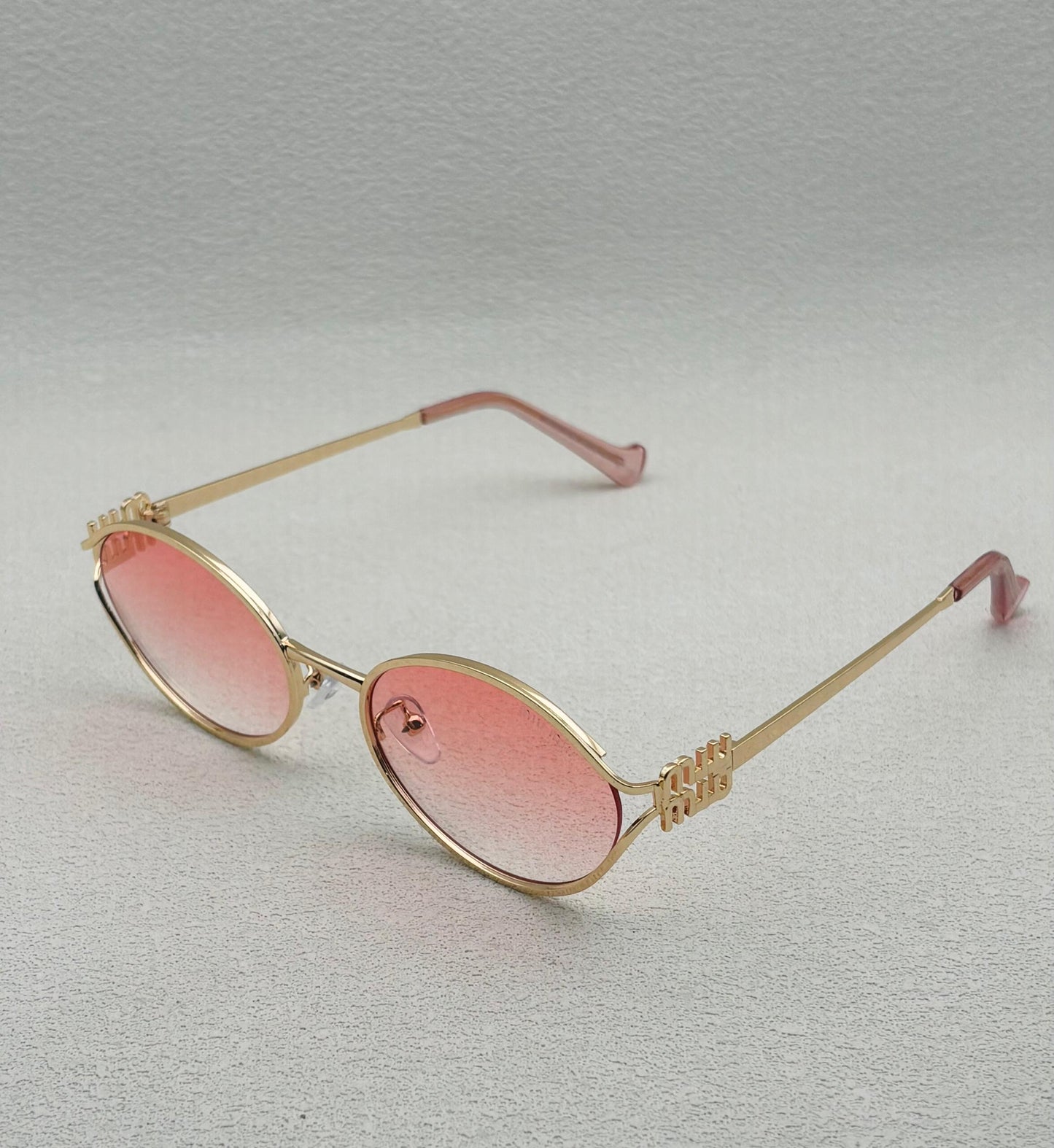 Lunettes de Soleil Ovales – Verres Rosés & Monture Dorée