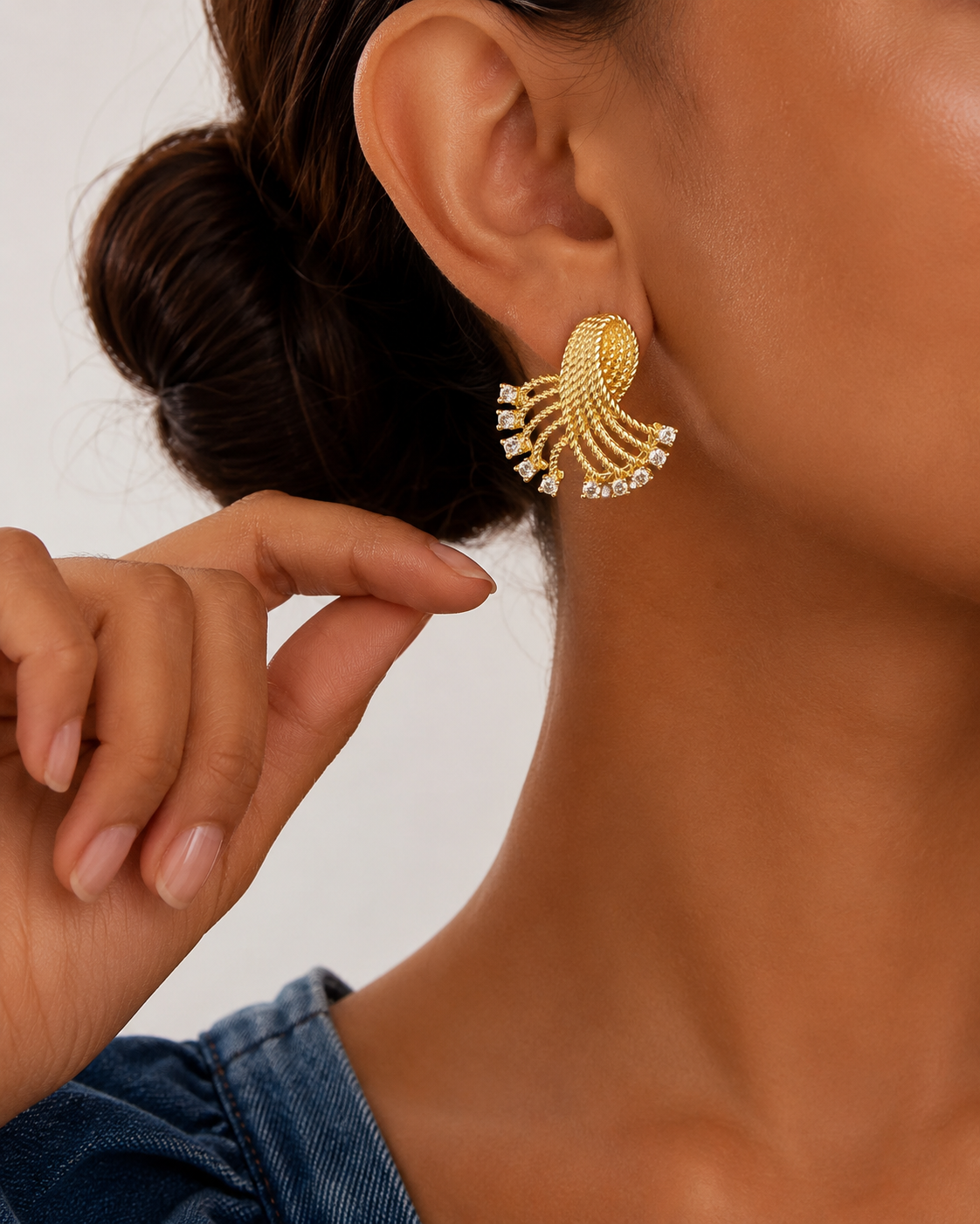 Boucles d'Oreilles Puces Tressées Dorées & Franges Strass