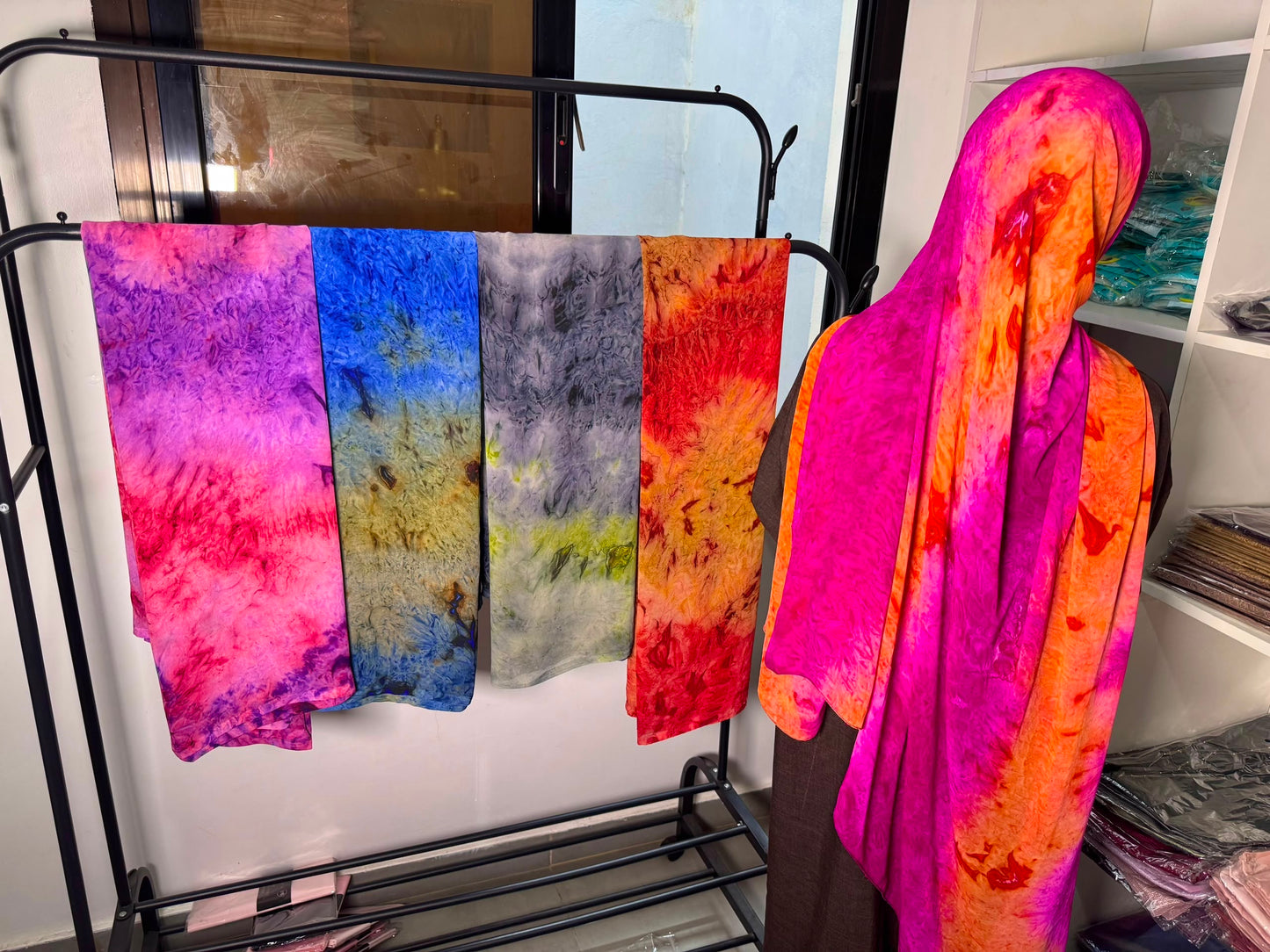Hijab en Silk Imprimée – Motif Tie-Dye Multicolore