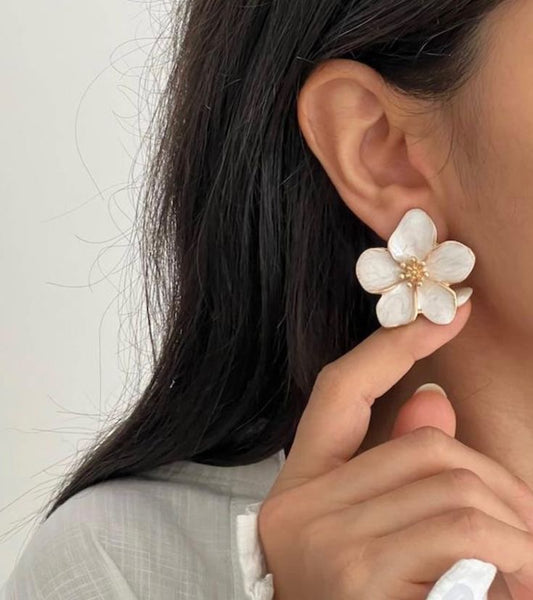 Boucles d'Oreilles Fleur Blanche & Or – Éclat Floral