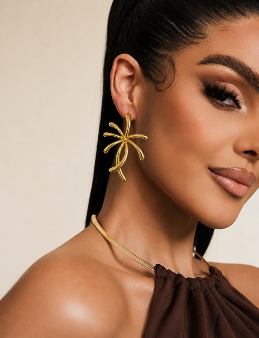 Boucles d'Oreilles Puces Fleur Sculpturale Dorée