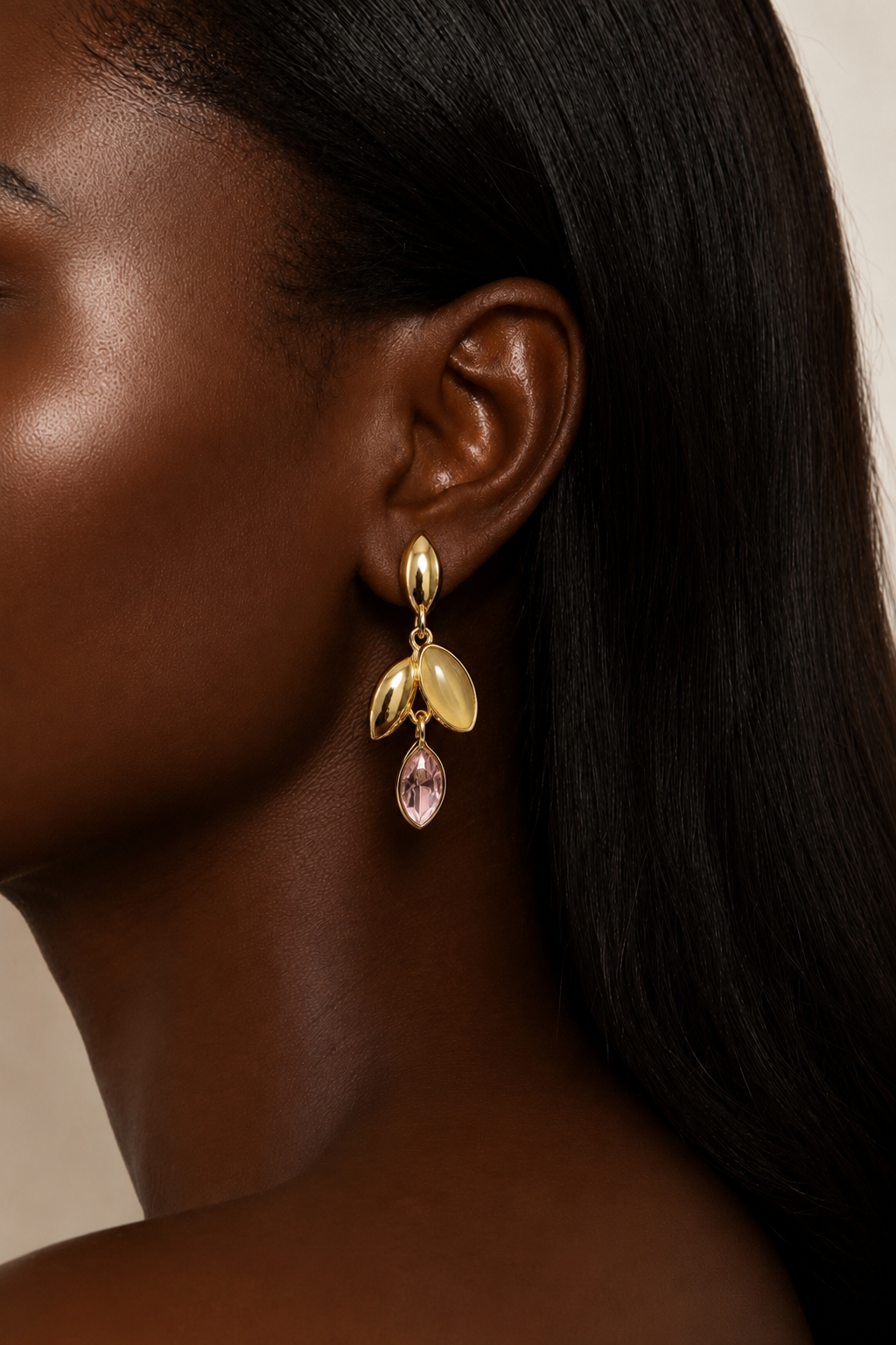 Boucles d'Oreilles Pendantes Feuilles Dorées et Cristal Rose
