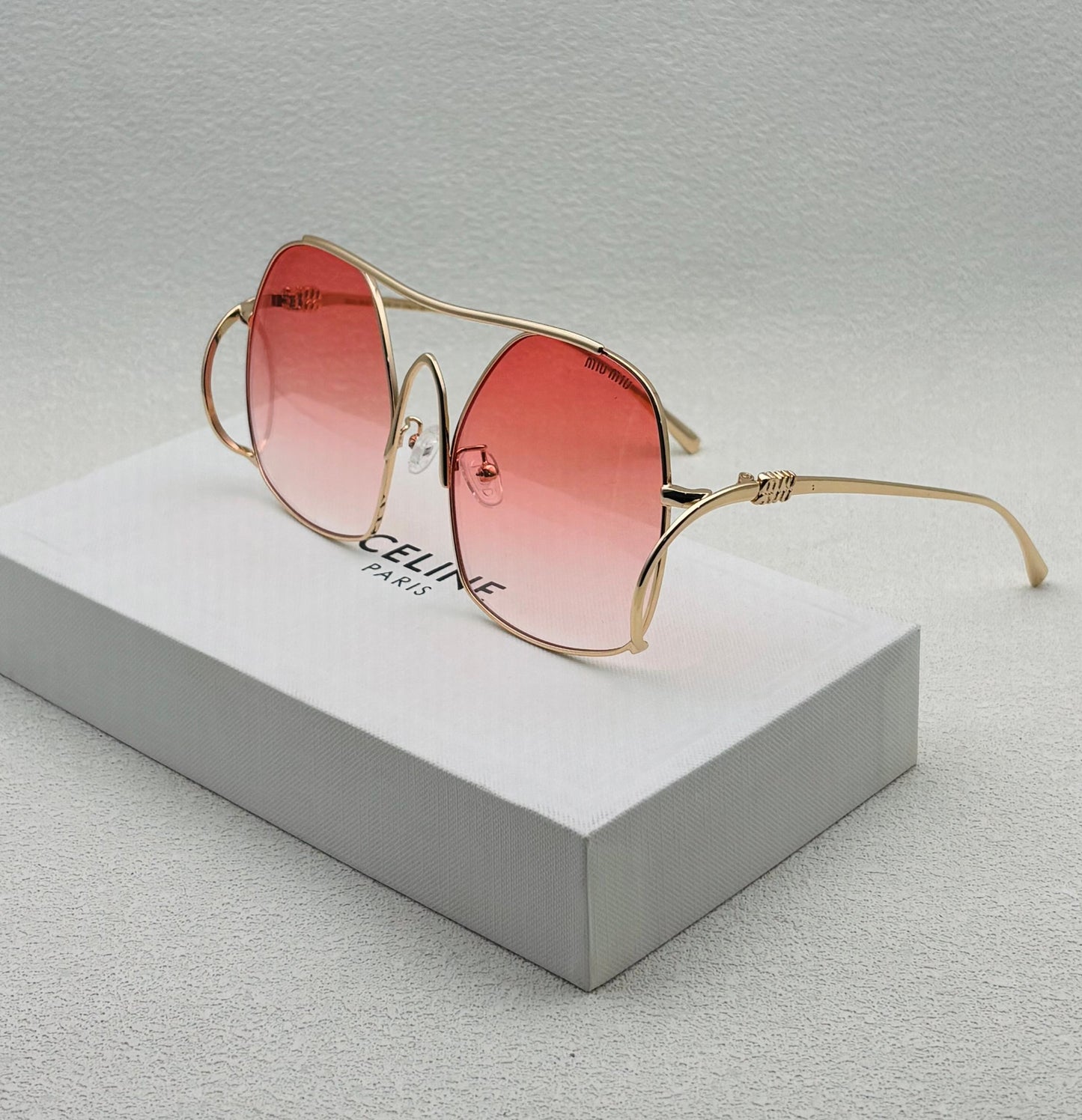 Lunettes de Soleil Oversize Ondulées – Verres Corail & Monture Dorée