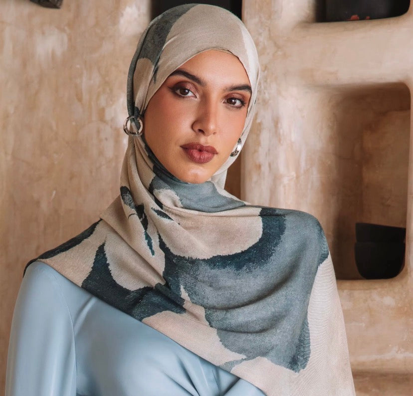 Hijab Abstrait Sable & Bleu Pétrole — Édition Aquarelle