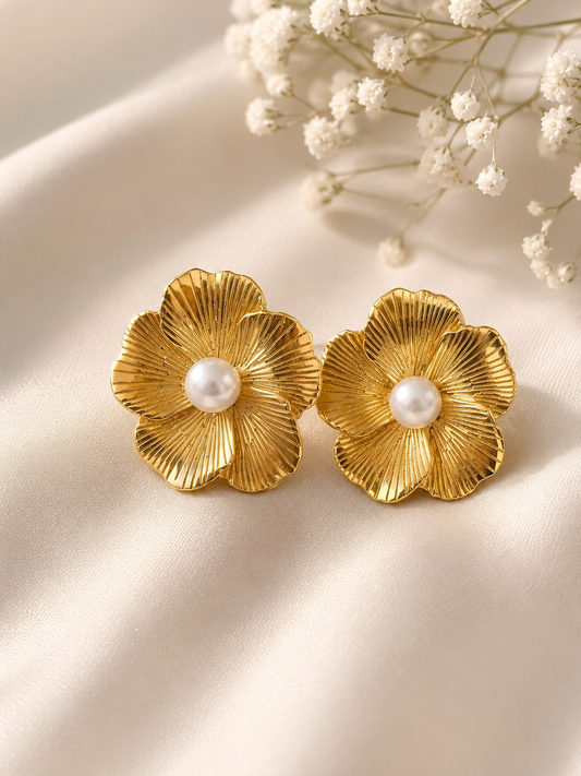 Boucles d'Oreilles Puces Fleur Dorée Texturée & Perle Centrale