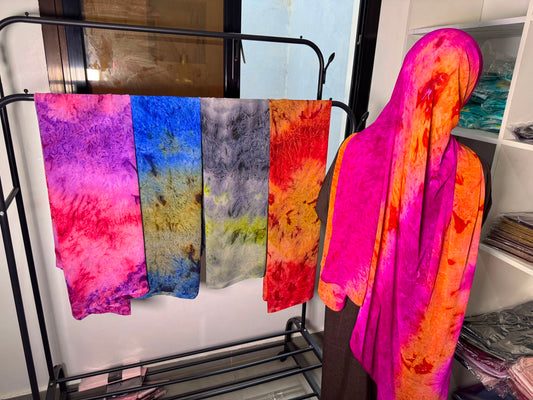 Hijab en Silk Imprimée – Motif Tie-Dye Multicolore