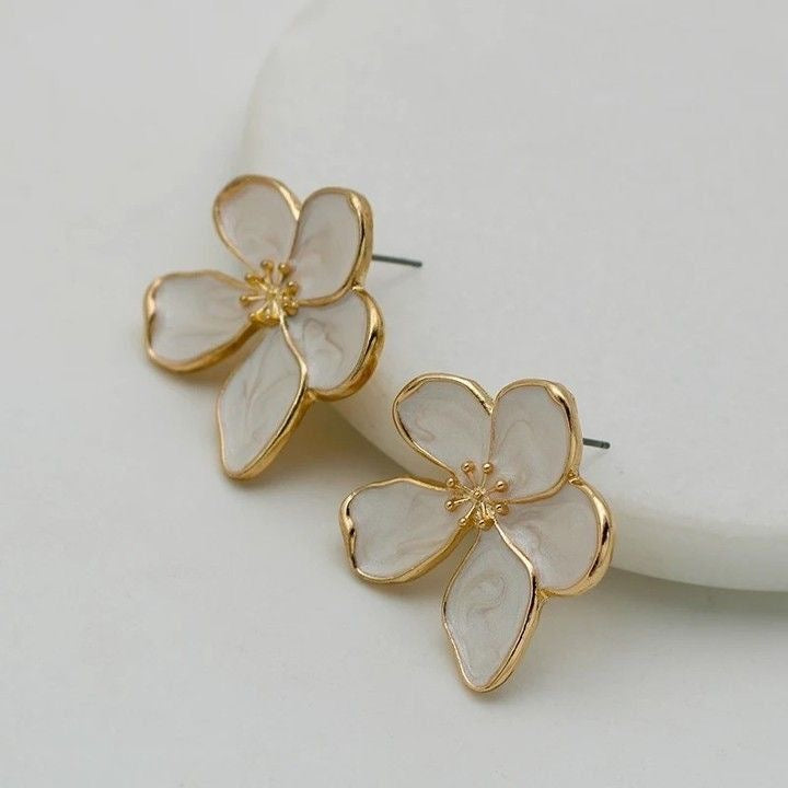 Boucles d'Oreilles Fleur Blanche & Or – Éclat Floral