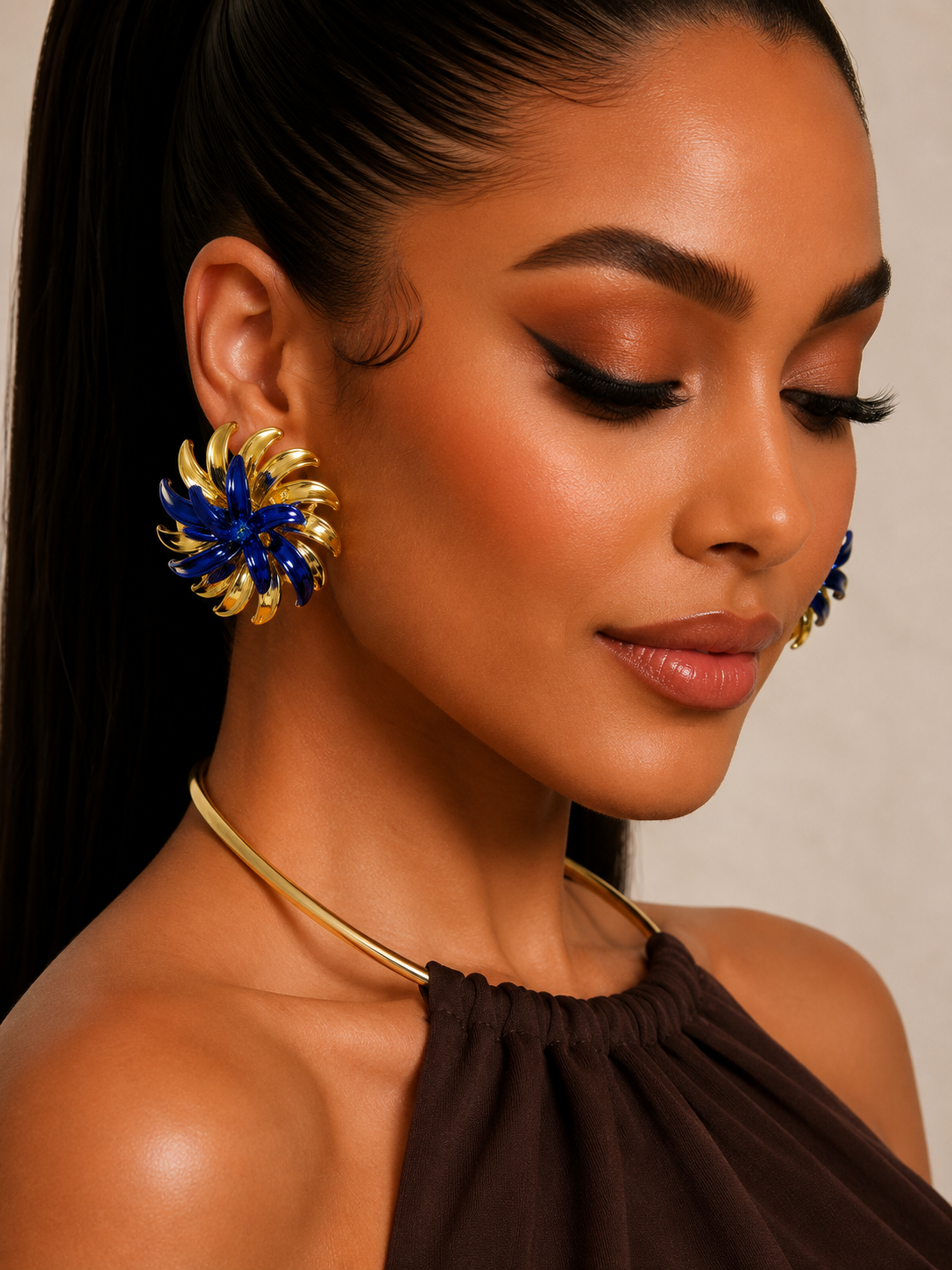 Boucles d'Oreilles Clips Fleur Dorée & Émail Bleu Royal