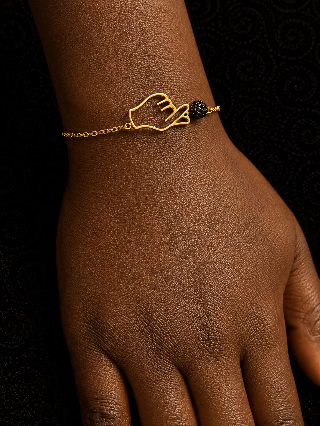 Bracelet Chaîne Dorée Pendentif Main & Perle Noire Pavée
